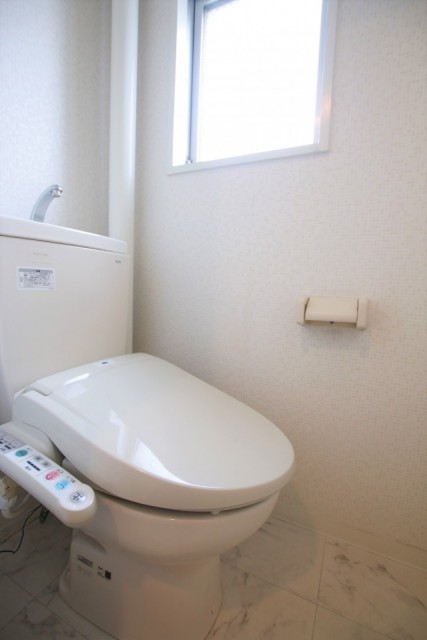 窓付きのトイレ。