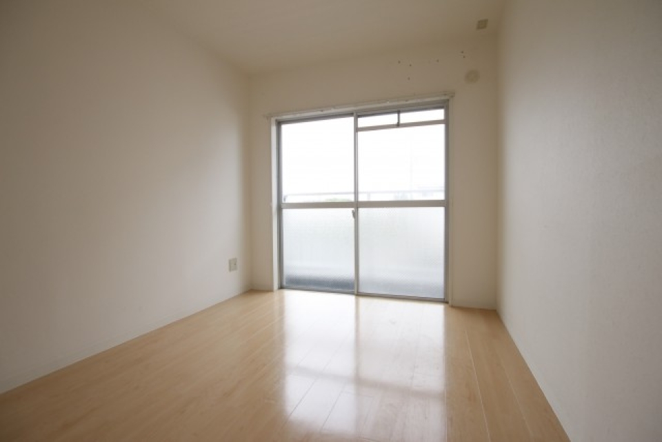 洋室６帖。陽当たり良いです。