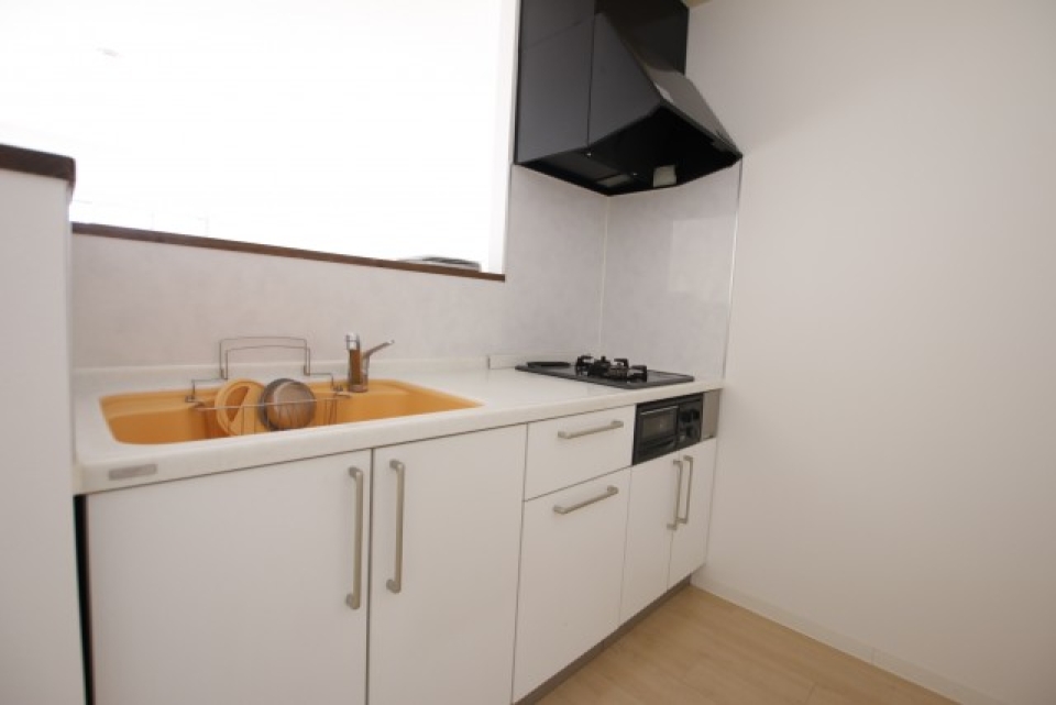 対面式のキッチン。２口コンロ付いています。