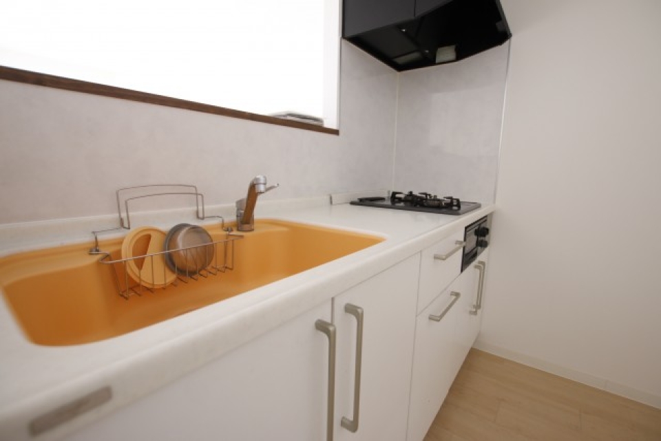 オレンジ色の流し台がポイントです。