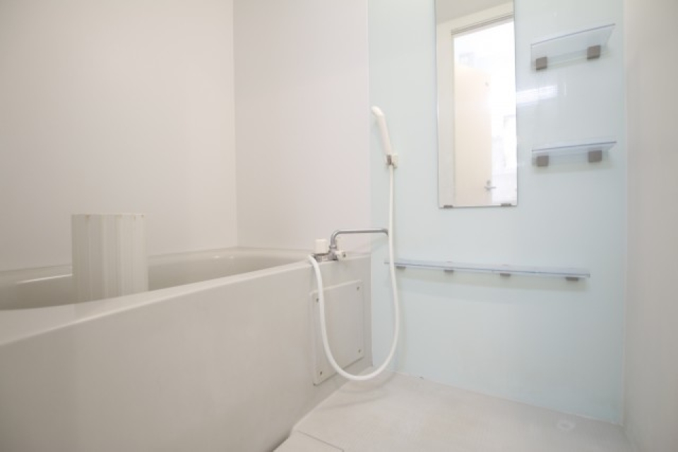 鏡付きの浴室。