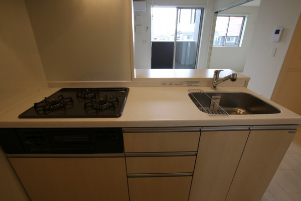 3口コンロ付き。グリルもあるのレシピの幅も広がりそう！