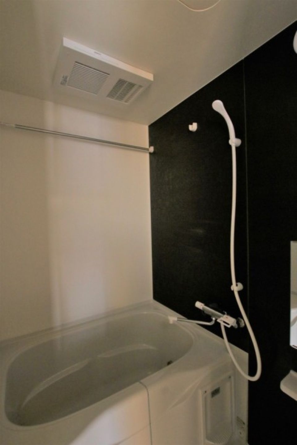 鏡付きの浴室。