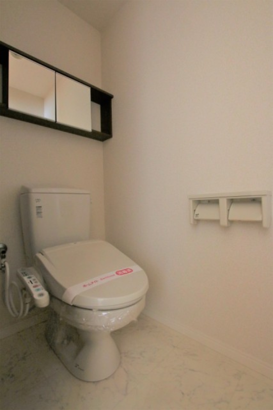 収納棚＆鏡付きのトイレ。