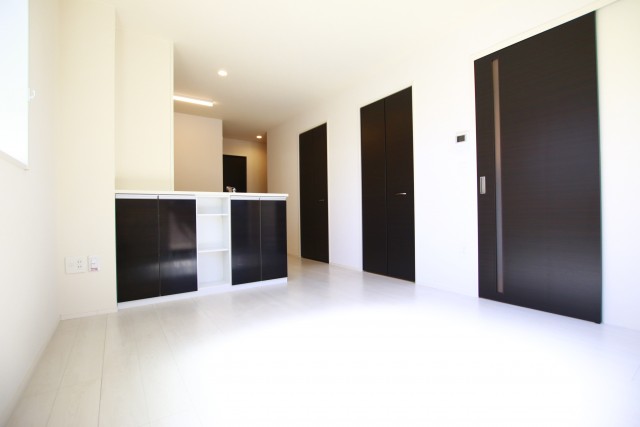 LDK別角度。ブラウンが白に映えています。