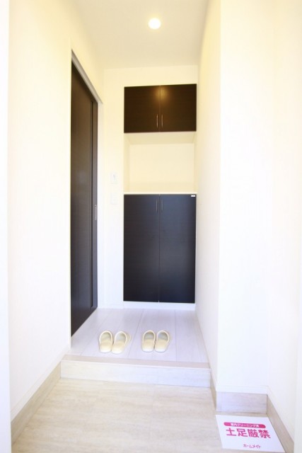 玄関です。正面にシューズボックスがあります。