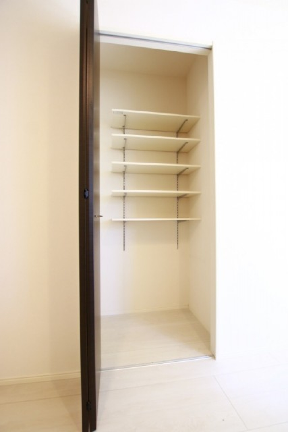 キッチン横に収納あります。