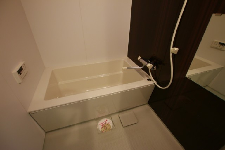 鏡付きの浴室です。