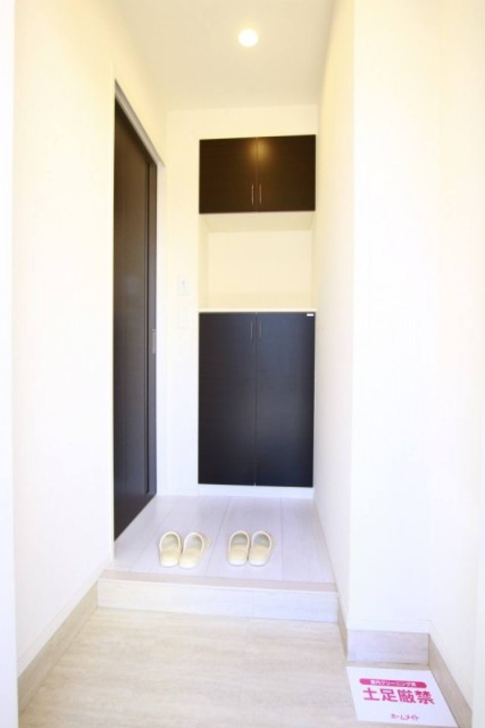 玄関です。正面にシューズボックスがあります。