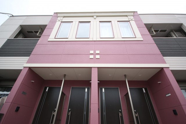 外観は赤&times;白&times;黒