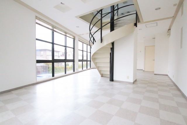 白とアイアンの螺旋階段が美しい！