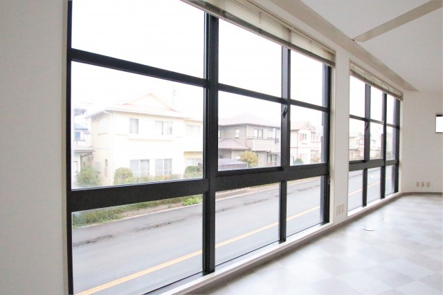 道路側には壁一面の窓が。