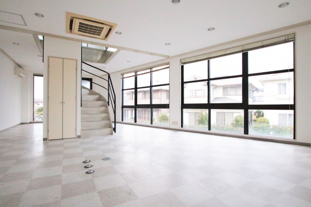 とにかく大きな窓がたくさん。日差しもしっかり入るし道路からも目立ちます。