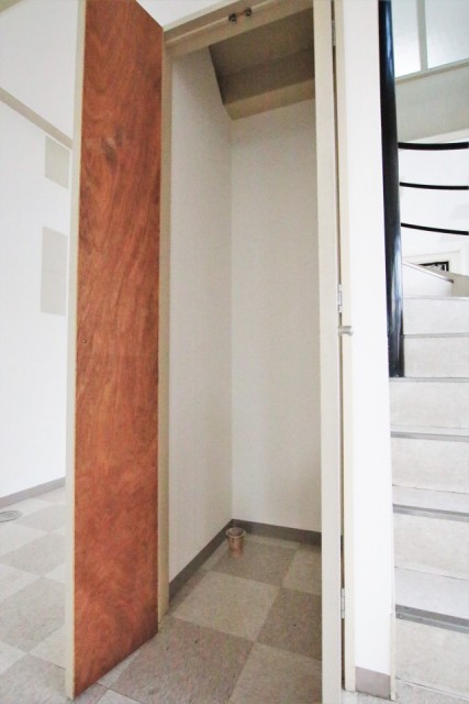 螺旋階段のデッドスペースには細長い物入があります。掃除用具等入りそう。