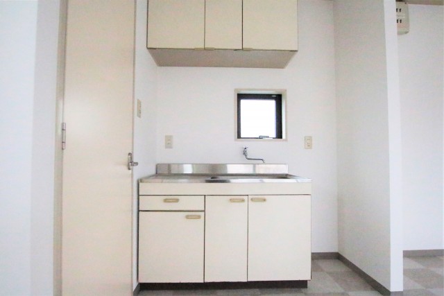 コンロ等なしの流し場。換気窓もあります。右側には冷蔵庫置場。