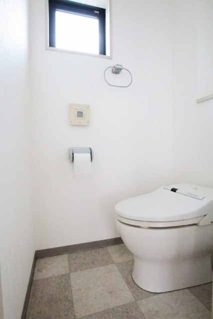 お手洗い。換気窓有り。