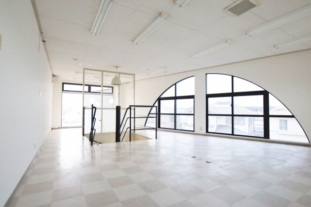 3階フロアにも大きな半円窓！