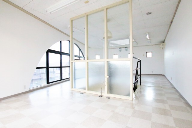 衝立のフレームと階段上のライトはお揃いのアイボリー。