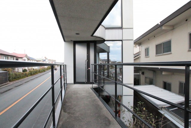 玄関までの道のり。玄関右側は鏡になっています。