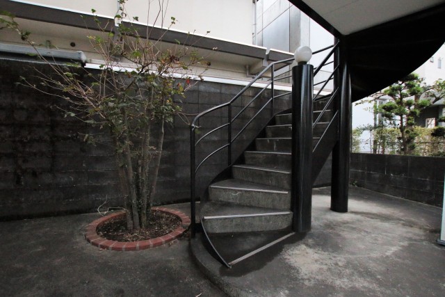 階段下の空間もなんだかおしゃれ。