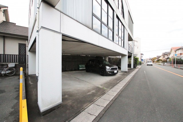 1階ピロティは車が停められます。車高注意。