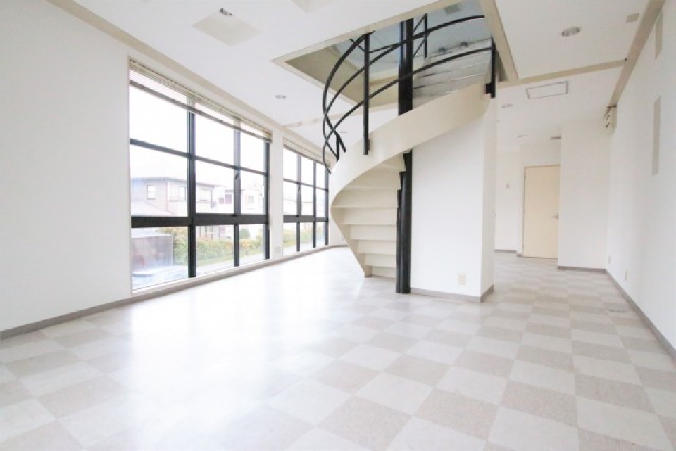 白とアイアンの螺旋階段が美しい！