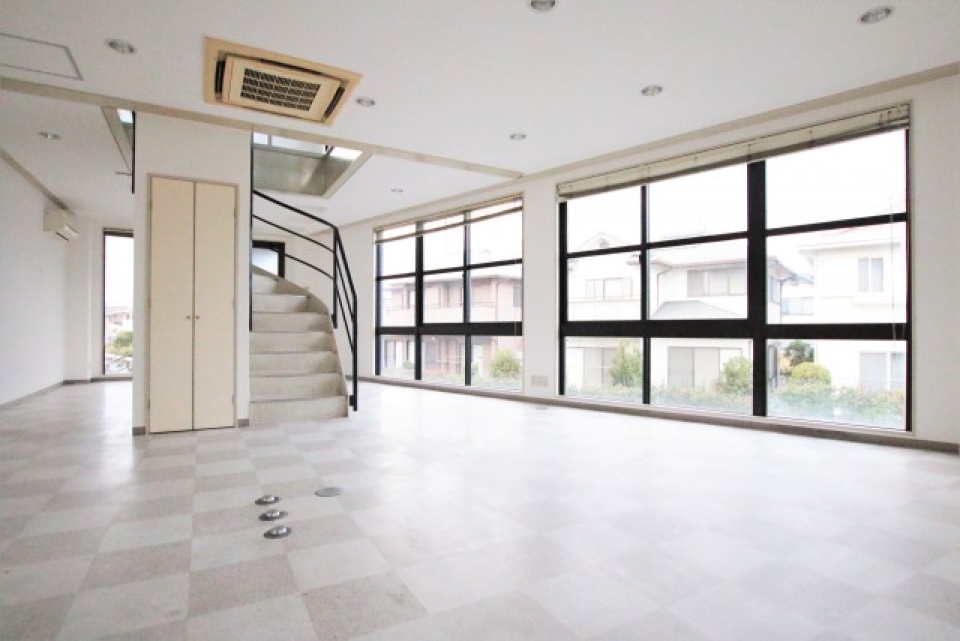 とにかく大きな窓がたくさん。日差しもしっかり入るし道路からも目立ちます。