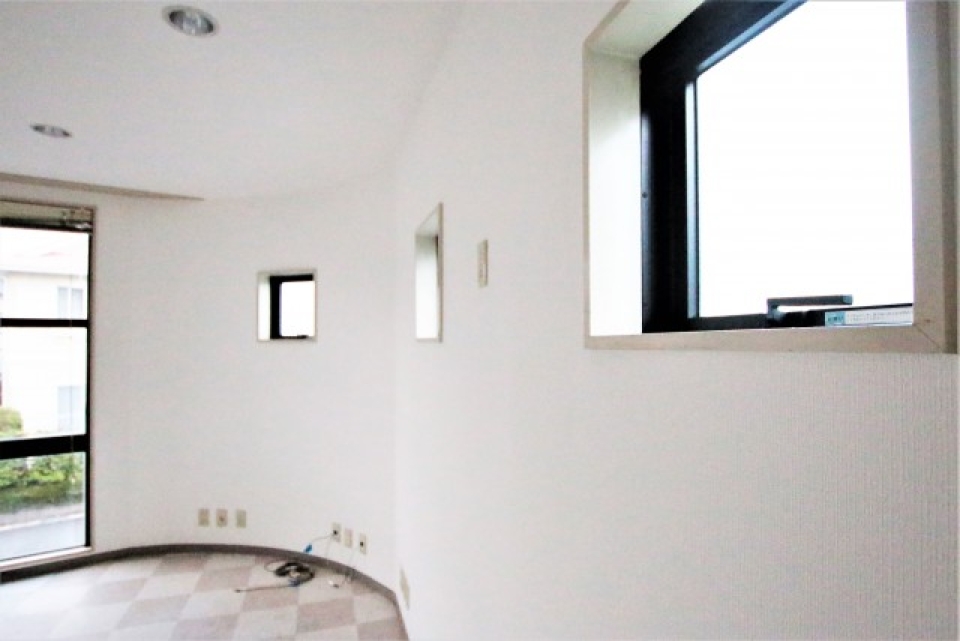 フロア奥の曲線の壁には飾り窓。