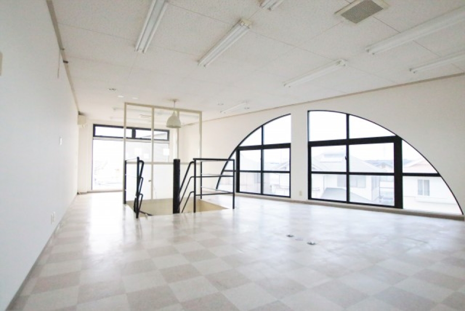 3階フロアにも大きな半円窓！