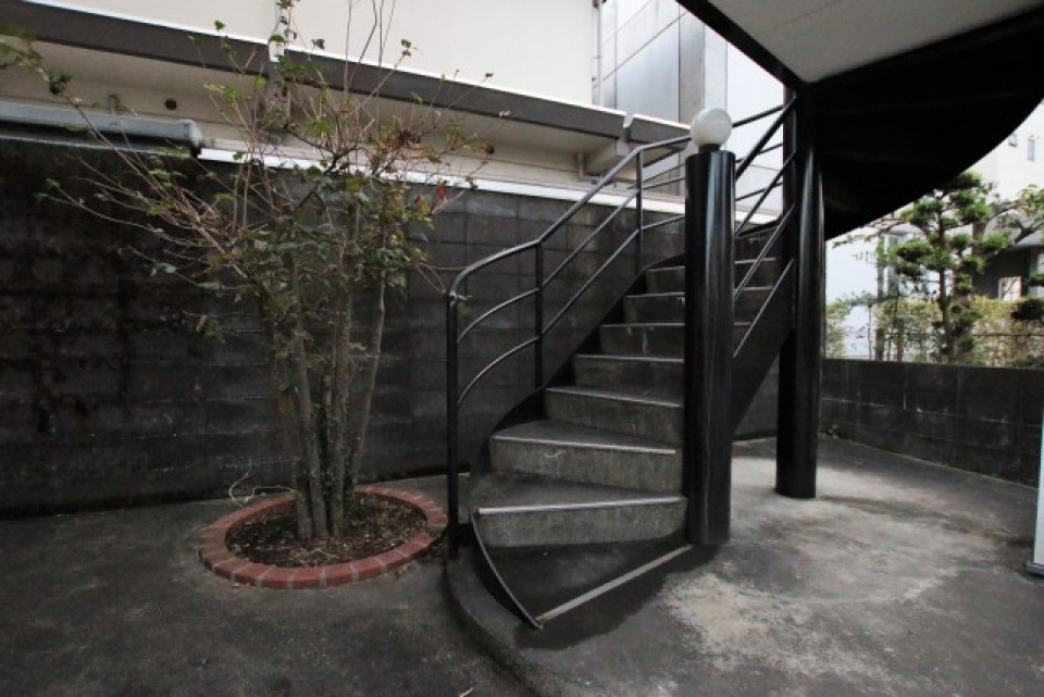 階段下の空間もなんだかおしゃれ。