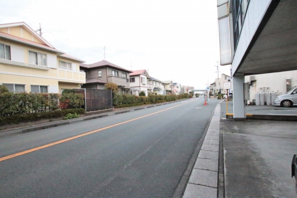 メガドン・キホーテの前を通ってきました。この周辺は住宅街。