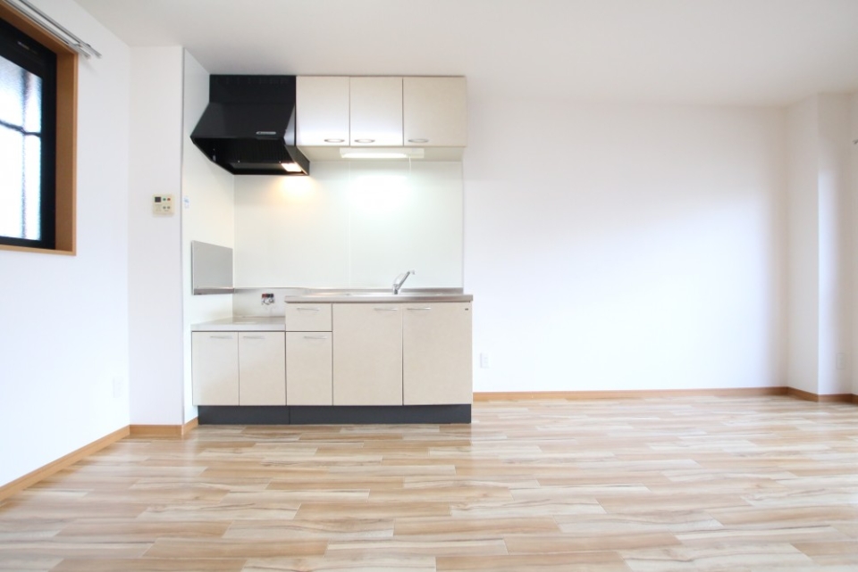 壁付キッチンでLDKが広々。