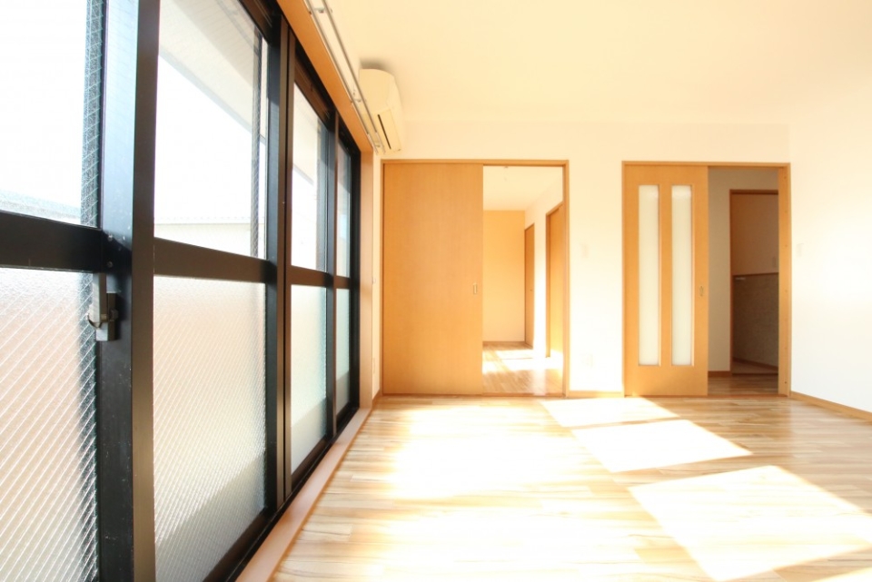 大きな掃出し窓でお部屋は明るく。