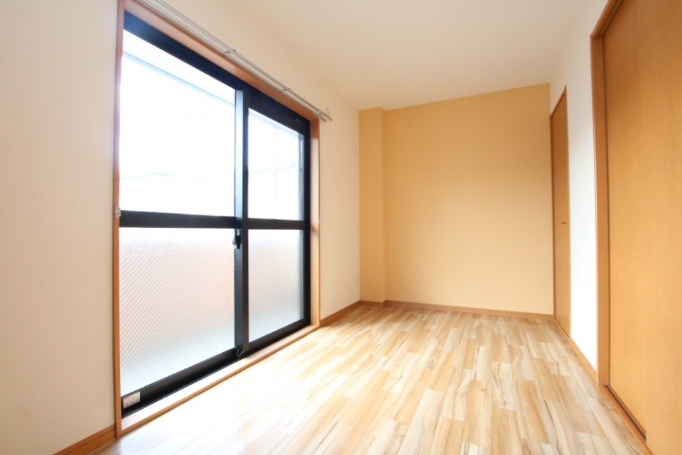 リビングと隣接したほど良い大きさの寝室。