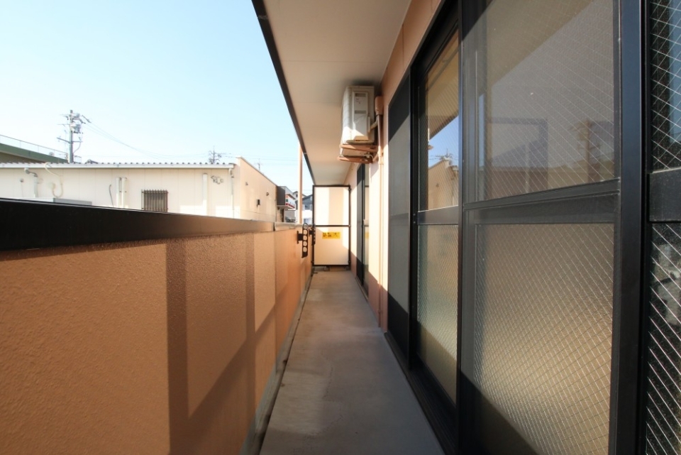 2部屋をつないだバルコニーは広々。