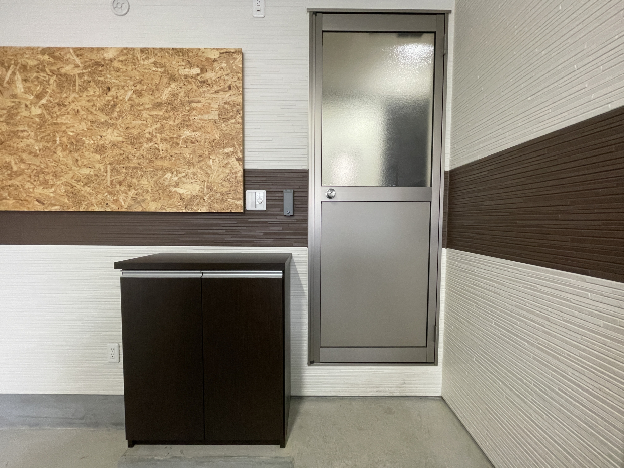 ガレージ奥の扉から室内に入ります