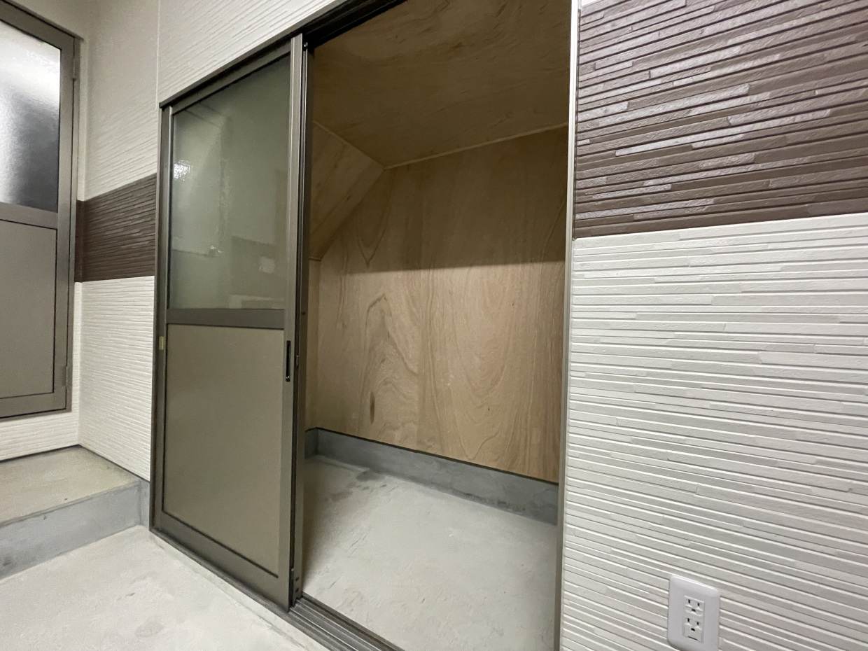 ガレージ内の物入れ