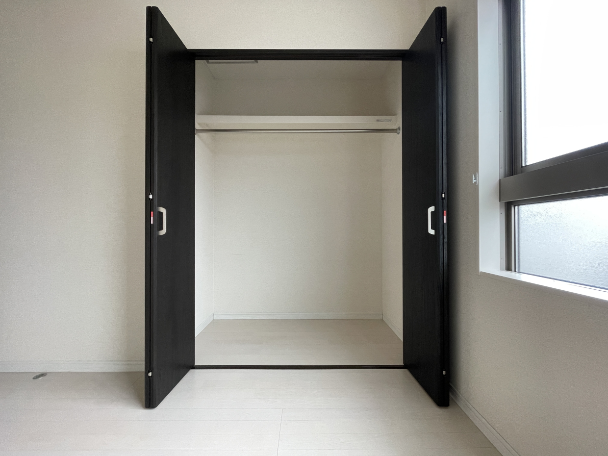 ハンガーポール付きのクローゼット