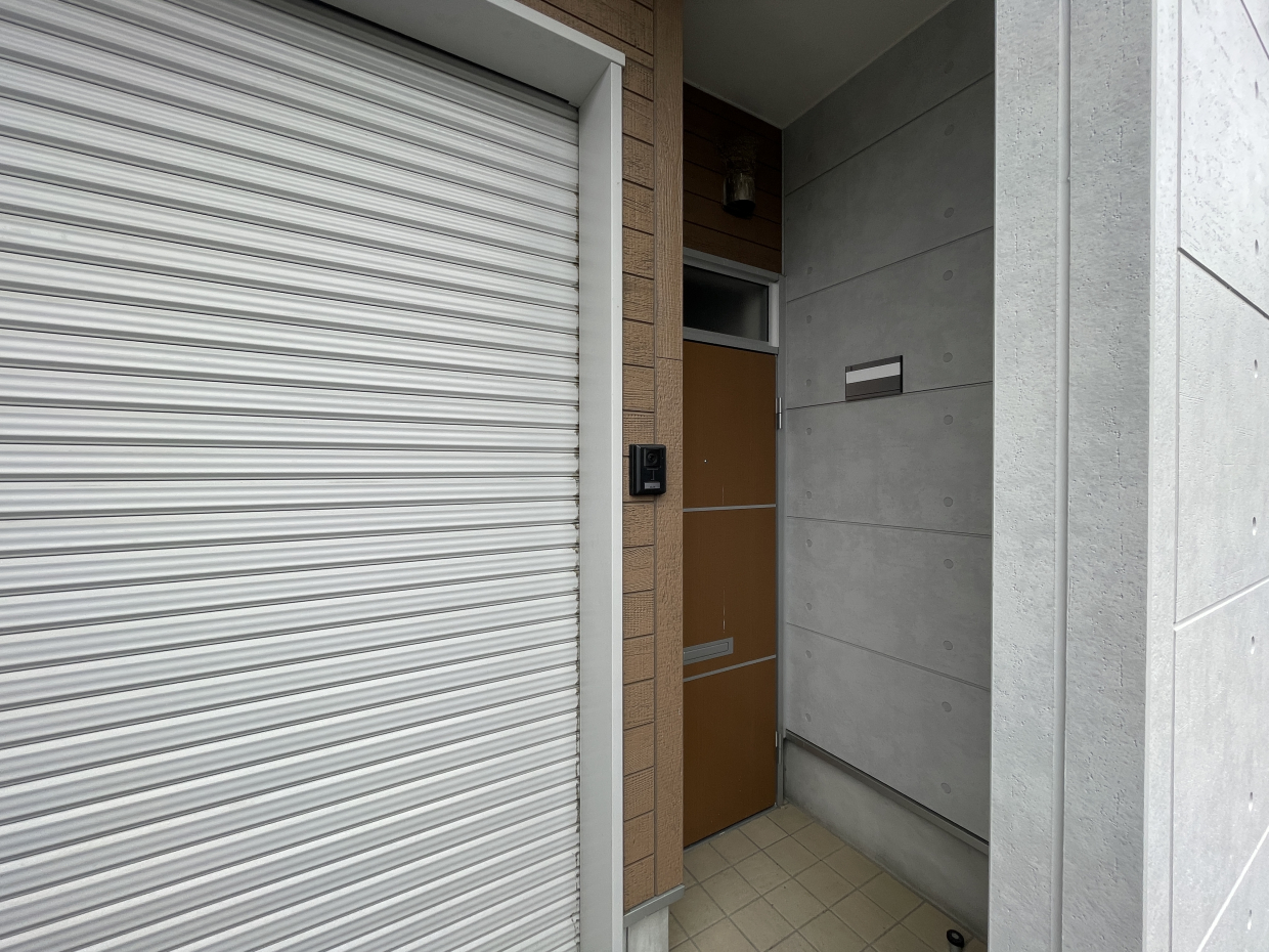 玄関はガレージ横です