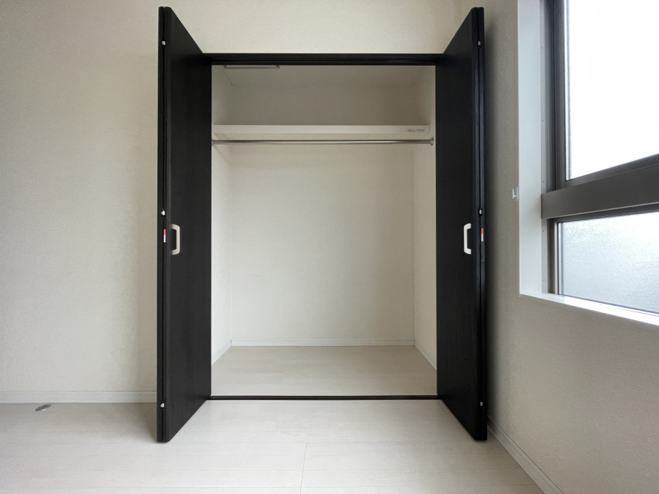 ハンガーポール付きのクローゼット