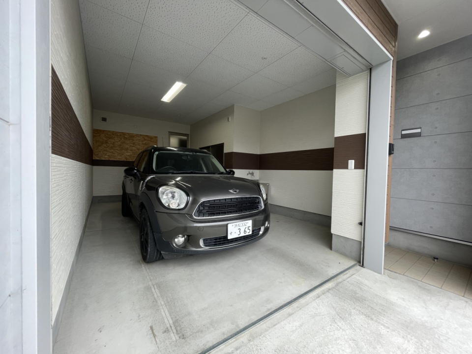 ガレージ内はホワイトにブラウンの帯がポイント