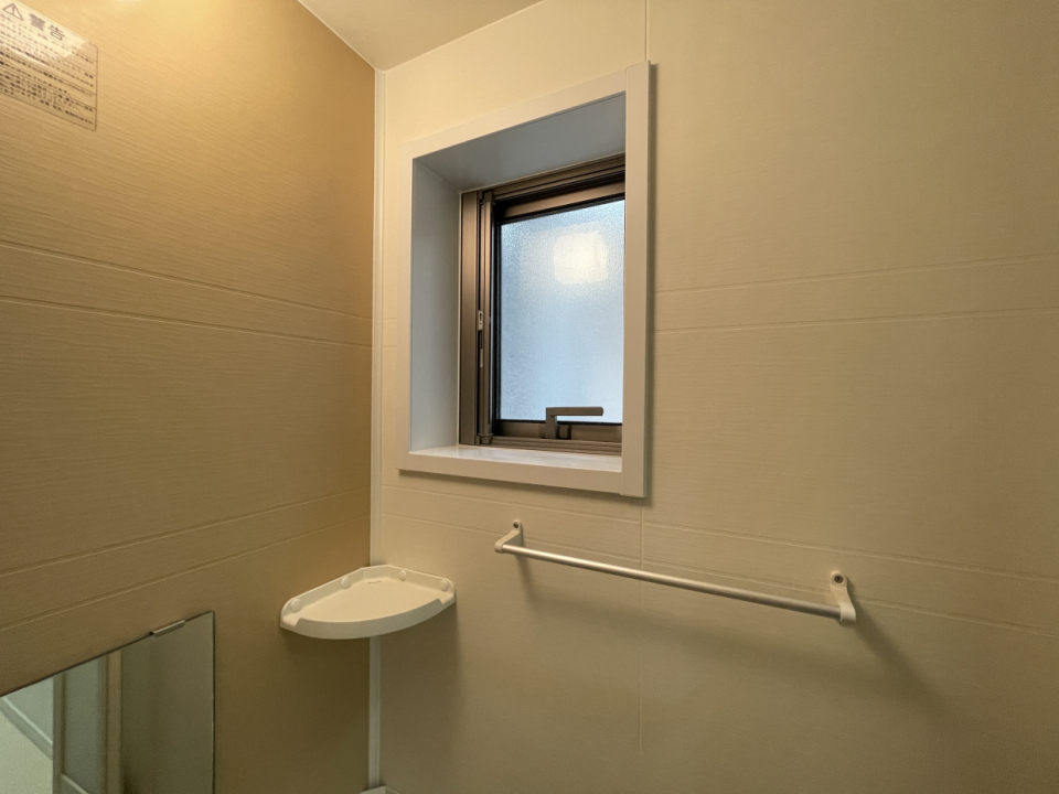 コーナー棚付き。換気窓もあります