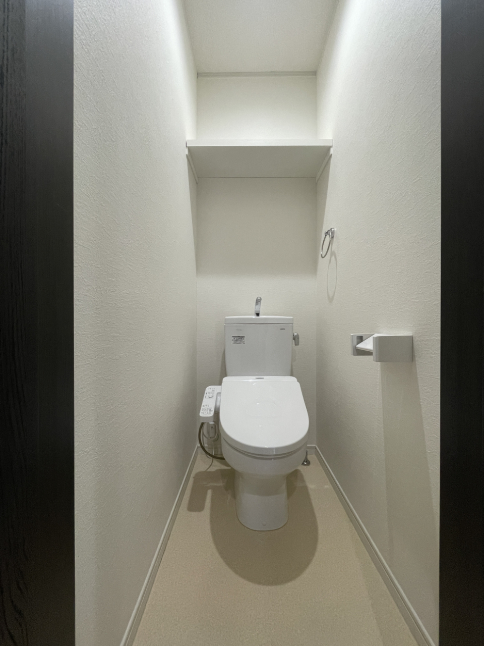 2階の廊下にトイレ。温水洗浄便座付き