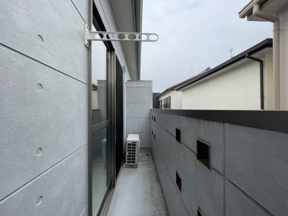 バルコニー、コンクリート打ち放し感がかっこいい