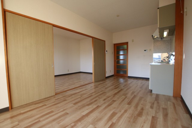 リビングルームと洋室。