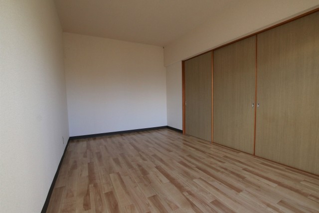 洋室7.5帖。バルコニーとつながっています。