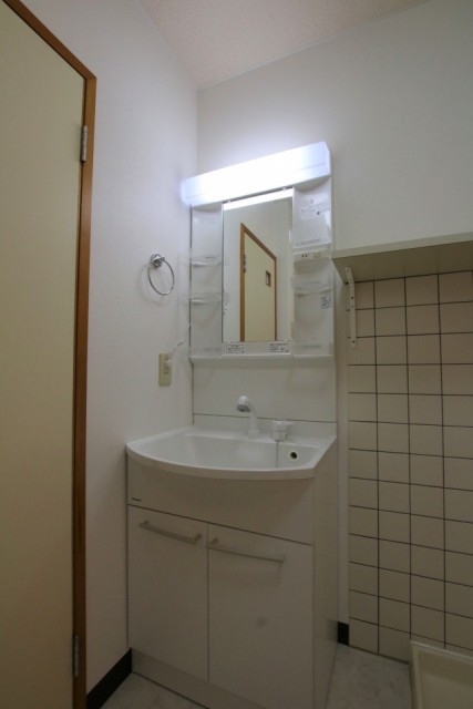 棚付きの洗面脱衣場。