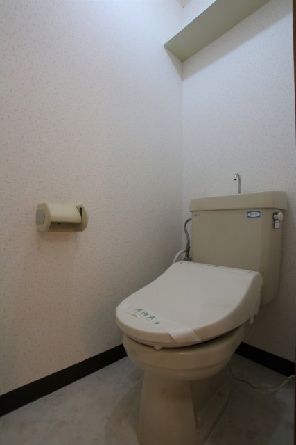 収納棚付きのトイレ。