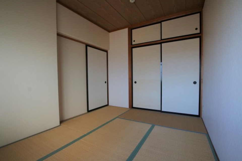 和室6帖。押し入れ付いています。