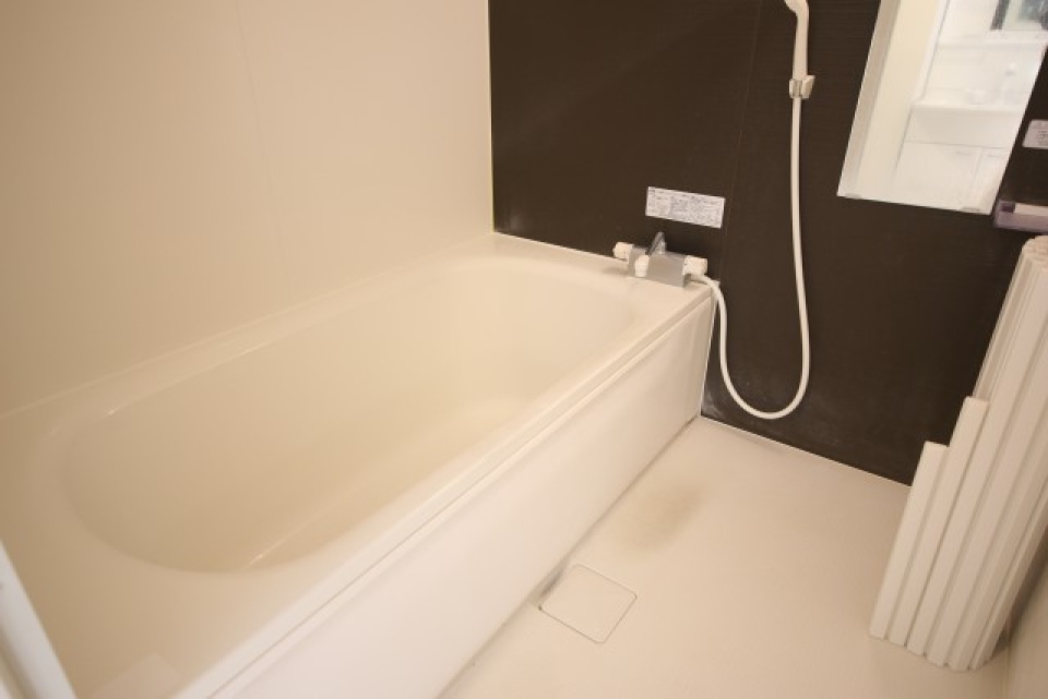 鏡付きの浴室。一坪あるので大柄な方でものびのび足伸ばせます